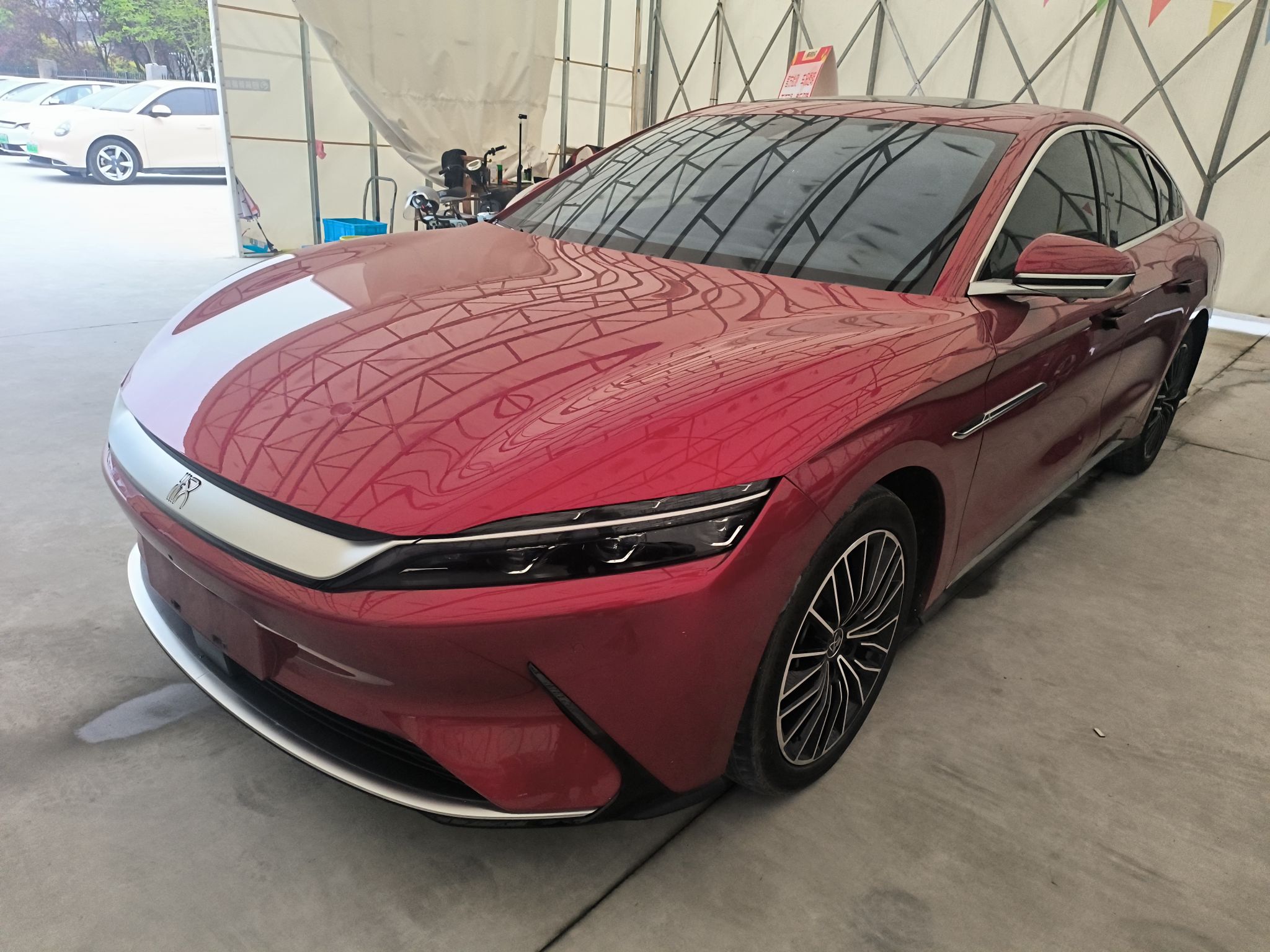 تحت مقدمة السيارة