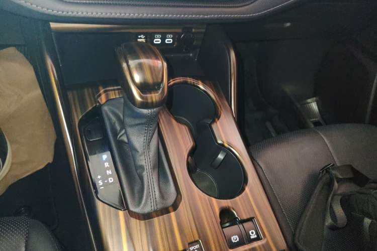 Used Toyota Highlander 2024 2.5L Smart Electric Hybrid Dual-Motor Two-Wheel Drive Luxury Version 7 Seats Gear Lever