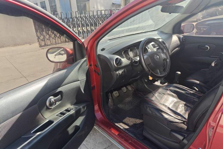 Used Nissan Livina 2010 Jingrui Edition 1.6L Manual Standard Model Driver Seat