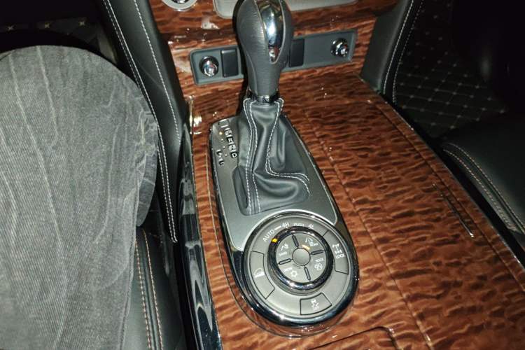 Used Nissan Patrol 2017 5.6L Standard Edition Gear Lever