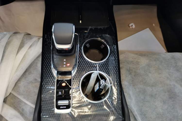 Used Hongqi HS3 PHEV 2025 Model 117km Jingwei Edition Gear Lever