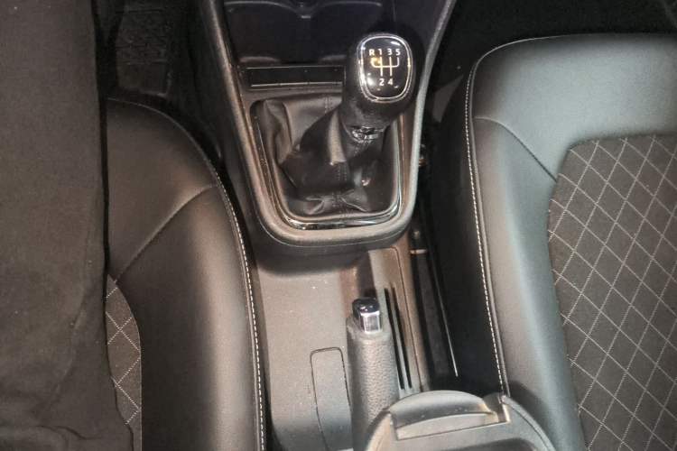 Used Skoda Rapid 2018 1.6L Manual Comfort Edition Gear Lever
