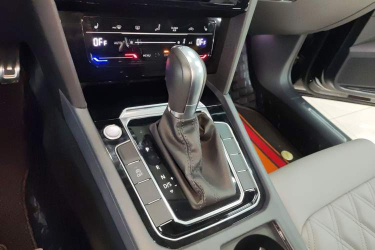 Used Volkswagen Magotan 2025 Revised Version Zhongxiang Edition 280TSI DSG Luxury Trim Gear Lever