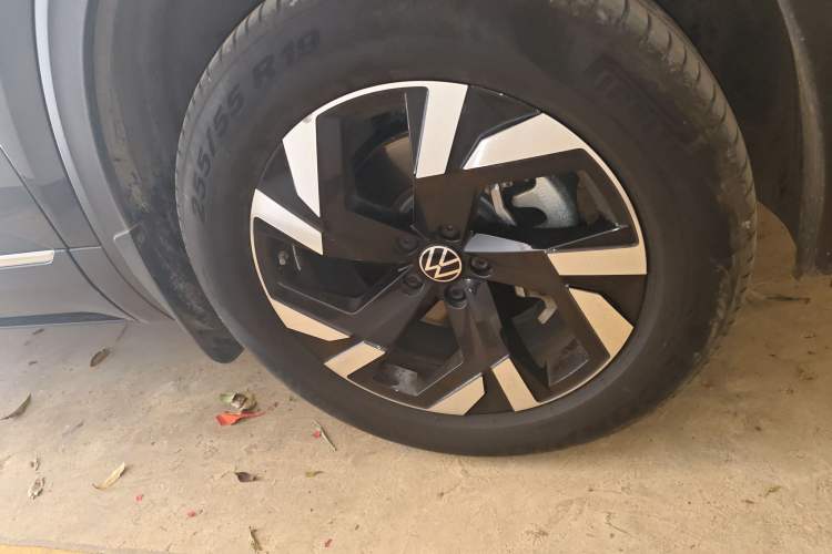 Used Volkswagen Teramont 2021 380TSI Four-Wheel Drive Prestige Luxury Edition Right Front Wheel Hub