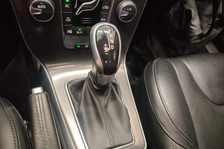 Used Volvo V40 2016 T4 Smart Luxury Edition