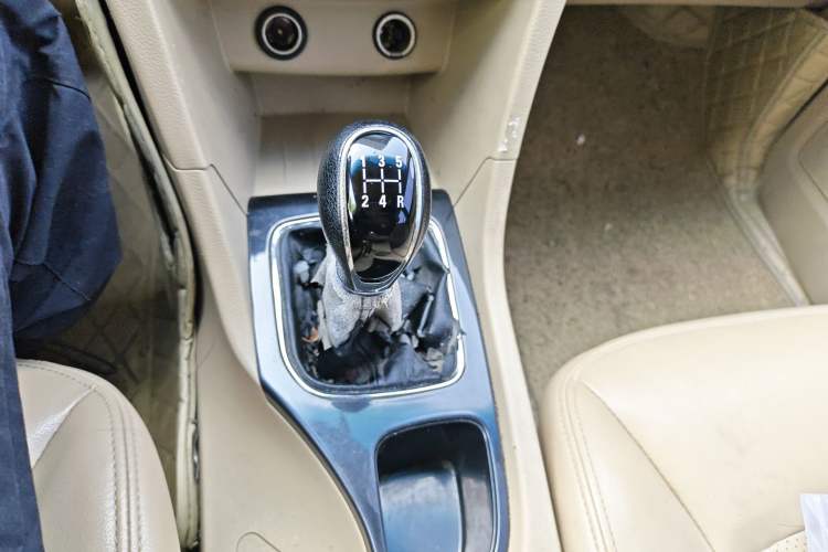 Used Baojun 730 2016 1.5L Manual Comfort Version 7 Seats China V Emission Standard Gear Lever