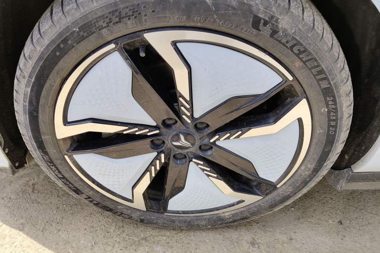 Used VOYAH PASSION 2023 Four-Wheel Drive Flagship Edition Left Front Wheel Hub