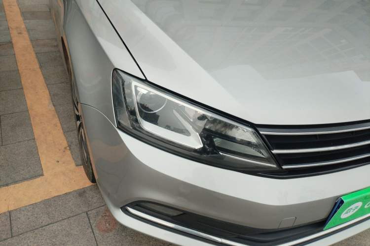 Used Volkswagen Sagitar 2015 230TSI Automatic Comfort Version Right Front Headlight