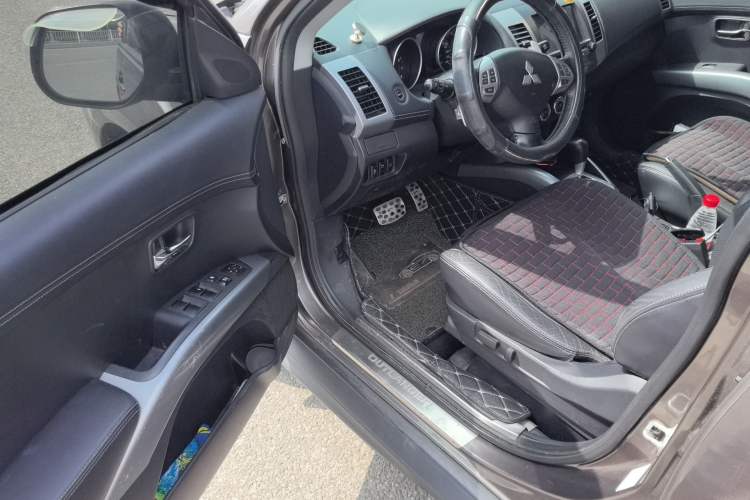 Used Mitsubishi Outlander 2011 Kicks 2.4 Fashion Edition