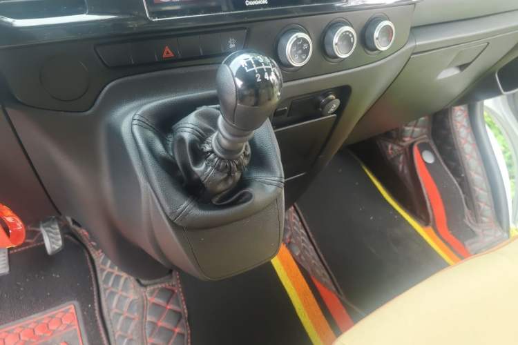 Used JMC Fushun 2025 2.0T 6MT Diesel Extended-Wheelbase High-Roof Commercial Van—2/3 Seats