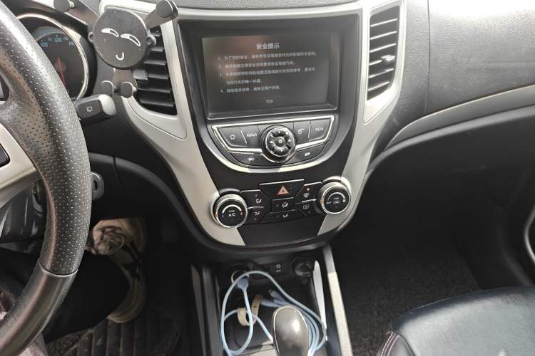 Used CHANGAN CS35 2015 1.6L Automatic Luxury Model China V Standard Audio And AC Panel