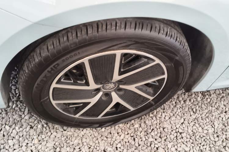 Used BYD Qin L 2024 DM-i 120KM Beyond Model Left Front Wheel Hub