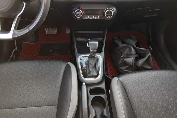 Used Kia kx1 Stonic 2019 1.4L Automatic Fun Edition China V Standard Gear Lever