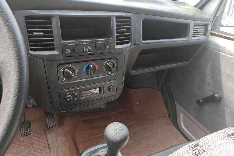 Used Wuling Zhiguang 2023 1.5L Practical Version 5/7 Seats Audio And AC Panel