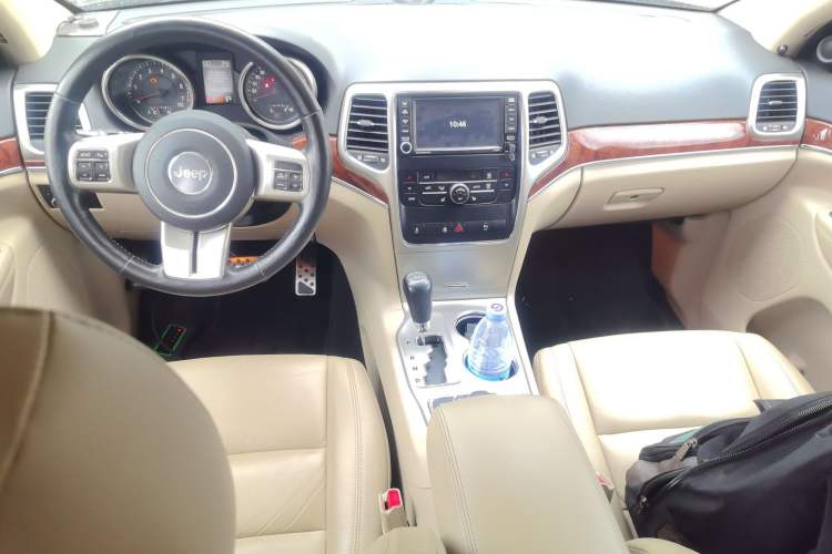 Used Jeep Grand Cherokee 2011 Revised 3.6L Luxury Navigation Edition Interior 2