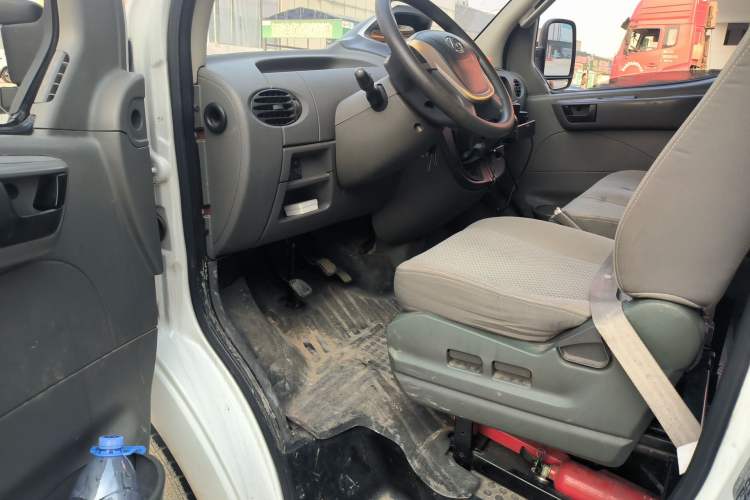 Used SAIC MAXUS Xintu V80 2015 2.5T Manual Aoyuntong Version Short Wheelbase Mid-Roof Driver Seat