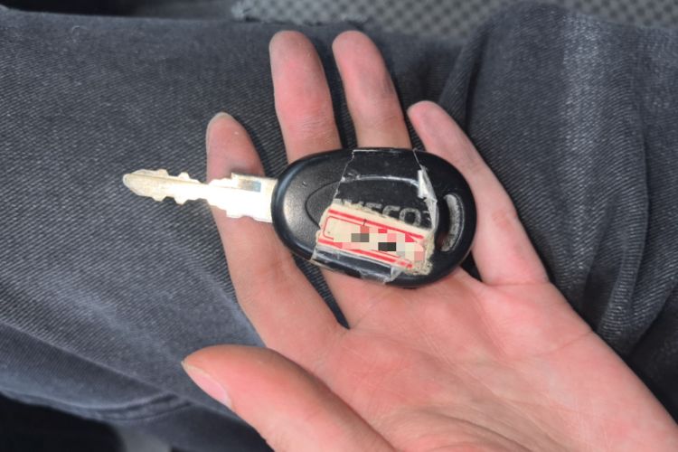 Used Iveco Daily 2022 2.5T A37 M1 Passenger Van 5-9 Seats Long Wheelbase Mid-Roof Design Dual Tires Manual Doors Vehicle Key