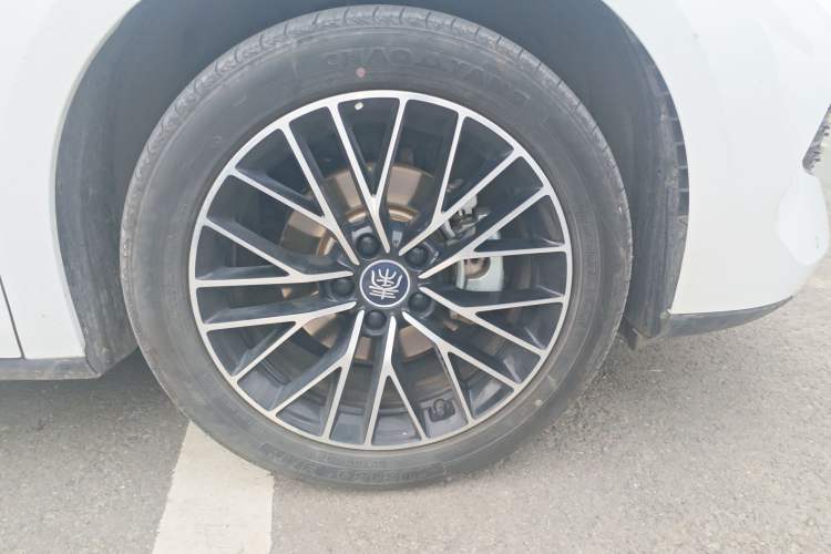 Used BYD Qin L 2024 DM-i 120KM Excellence Model Right Front Wheel Hub