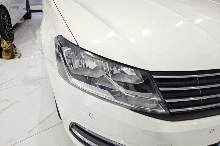 Used Volkswagen Lavida 2015 1.6L Automatic Comfort Edition Right Front Headlight