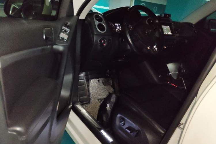 Used Volkswagen Tiguan 2015 2.0 TSI Automatic All-Wheel Drive Luxury Edition Driver Seat