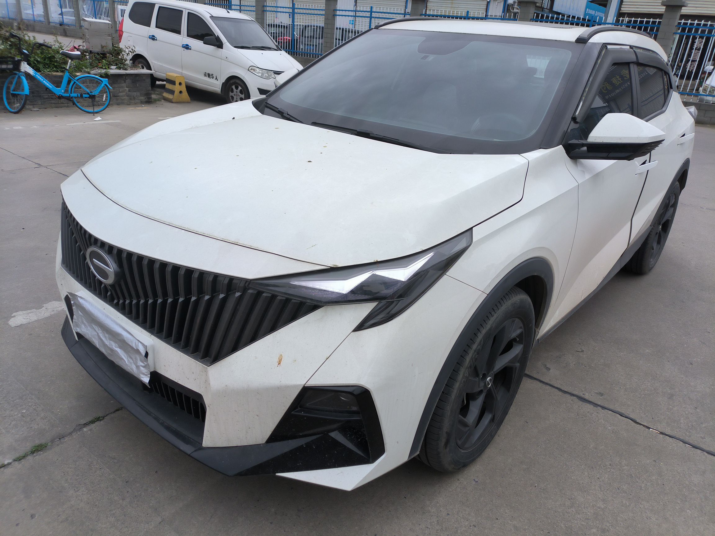 تحت مقدمة السيارة