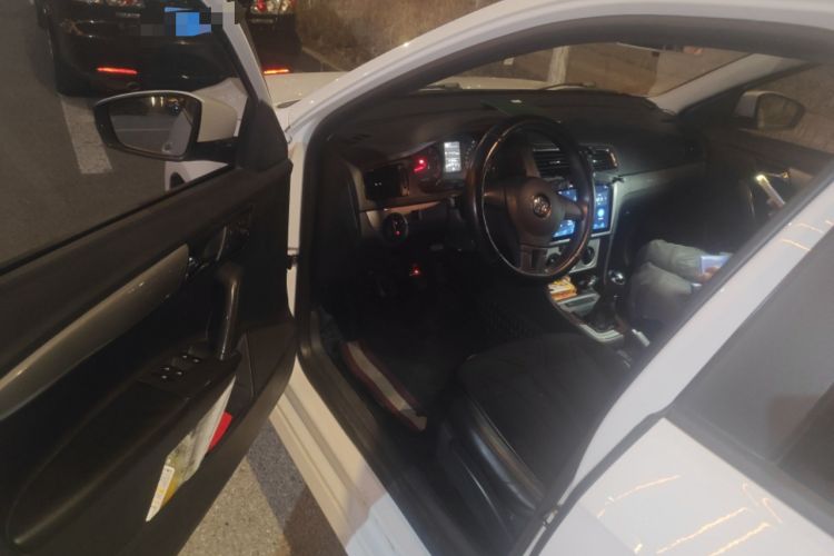 Used Volkswagen Gran Lavida 2013 1.6L Manual Fashion Model Driver Seat