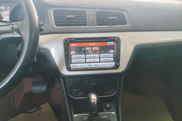 Used Volkswagen Gran Lavida 2015 1.6L Automatic Comfort Edition Audio And AC Panel