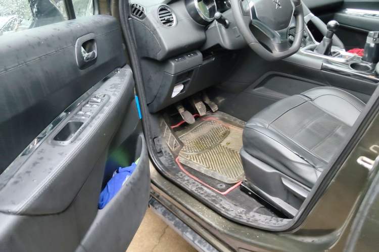 Used Peugeot 3008 2015 2.0L Manual Classic Edition Driver Seat