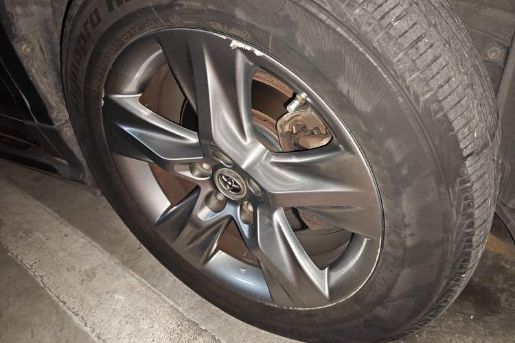 Used Toyota Highlander 2015 2.0T Four-Wheel Drive Luxury Edition 7-Seater Right Front Wheel Hub