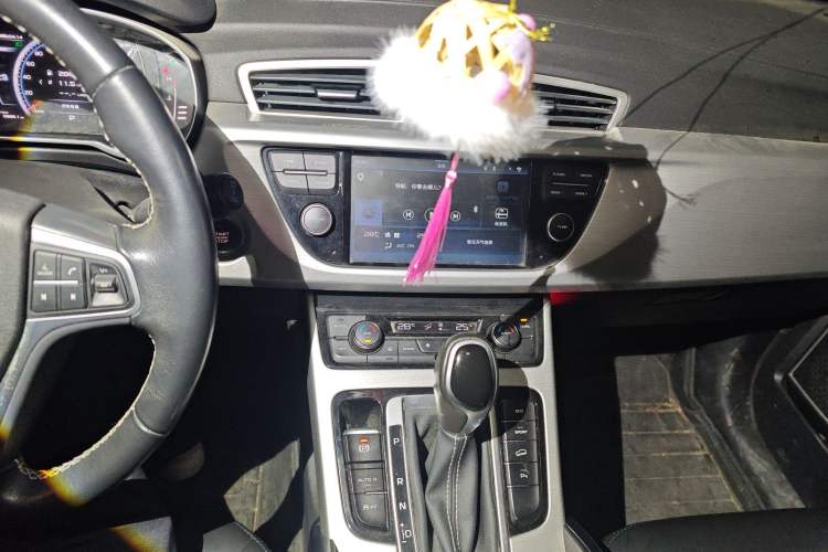 Used Geely Auto Emgrand X7 Sport 2016 1.8TD Automatic Smart Connectivity Version Audio And AC Panel