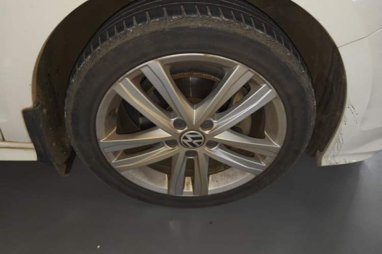 Used Volkswagen Sagitar 2018 280TSI DSG Ignite Edition Right Front Wheel Hub