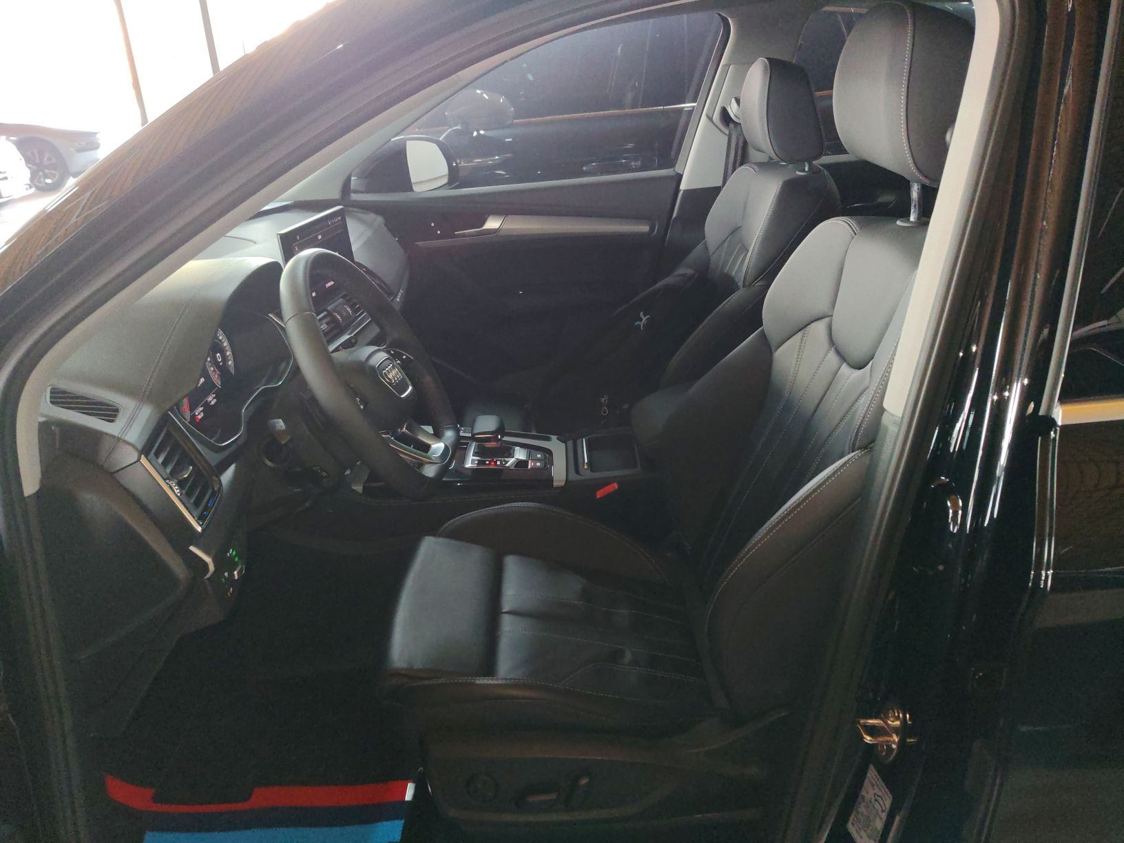 Переднее сиденье в автомобиле