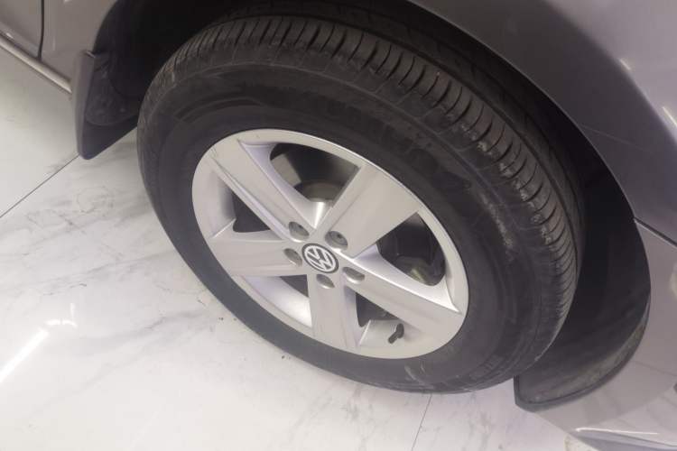 Used Volkswagen Bora 2013 1.6L Automatic Fashion Model Right Front Wheel Hub