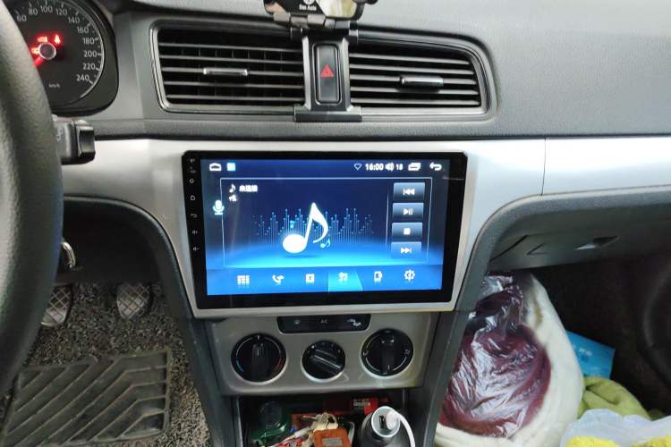 Used Volkswagen Gran Lavida 2013 1.6L Manual Fashion Model