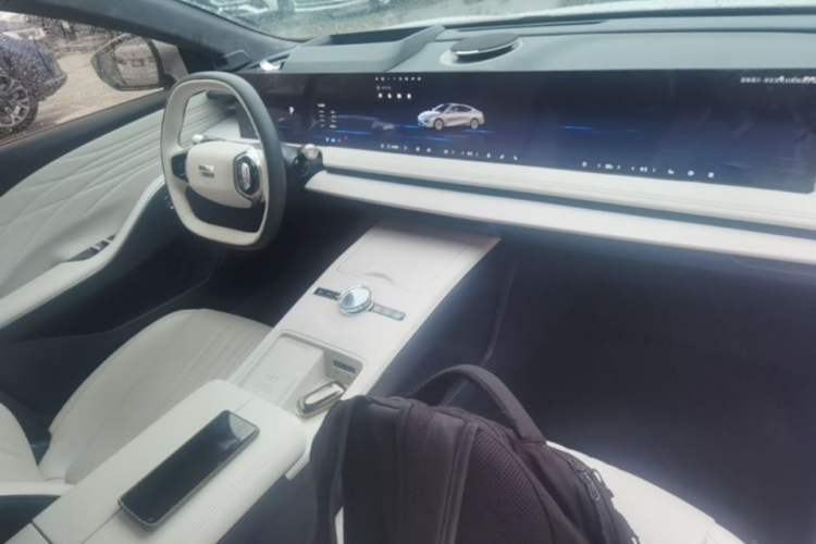 Used Geely Galaxy E8 2024 665 km Range Rear-Drive Starship Long-Range Version

