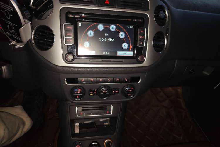 Used Volkswagen Tiguan 2015 1.8TSI Automatic Two-Wheel Drive Luxury Model Audio And AC Panel