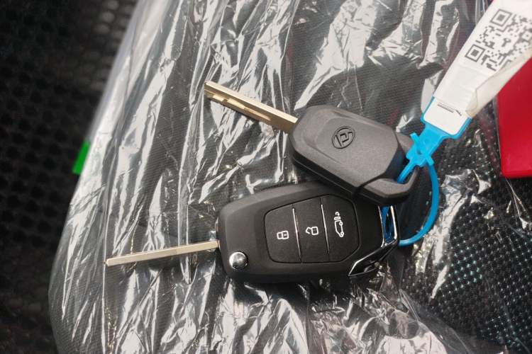 Used SAIC MAXUS Xintu V80 2024 Aotong Value Edition 6AMT Short Wheelbase Ultra-Low Roof 127 Ps 5/6 Seats
