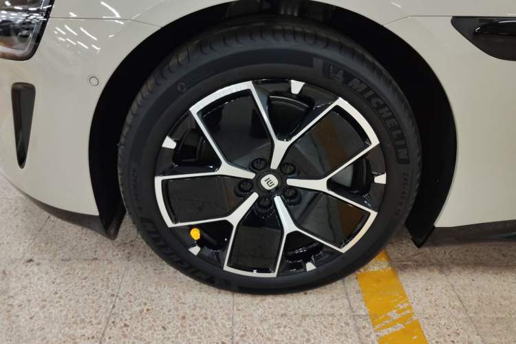Used Xiaomi Auto SU7 2024 Rear-Drive Ultra-Long Range Advanced Pro-Level Intelligent Driving Version Left Front Wheel Hub