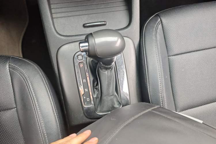 Used Kia K3 2013 1.6L Automatic DLX Gear Lever