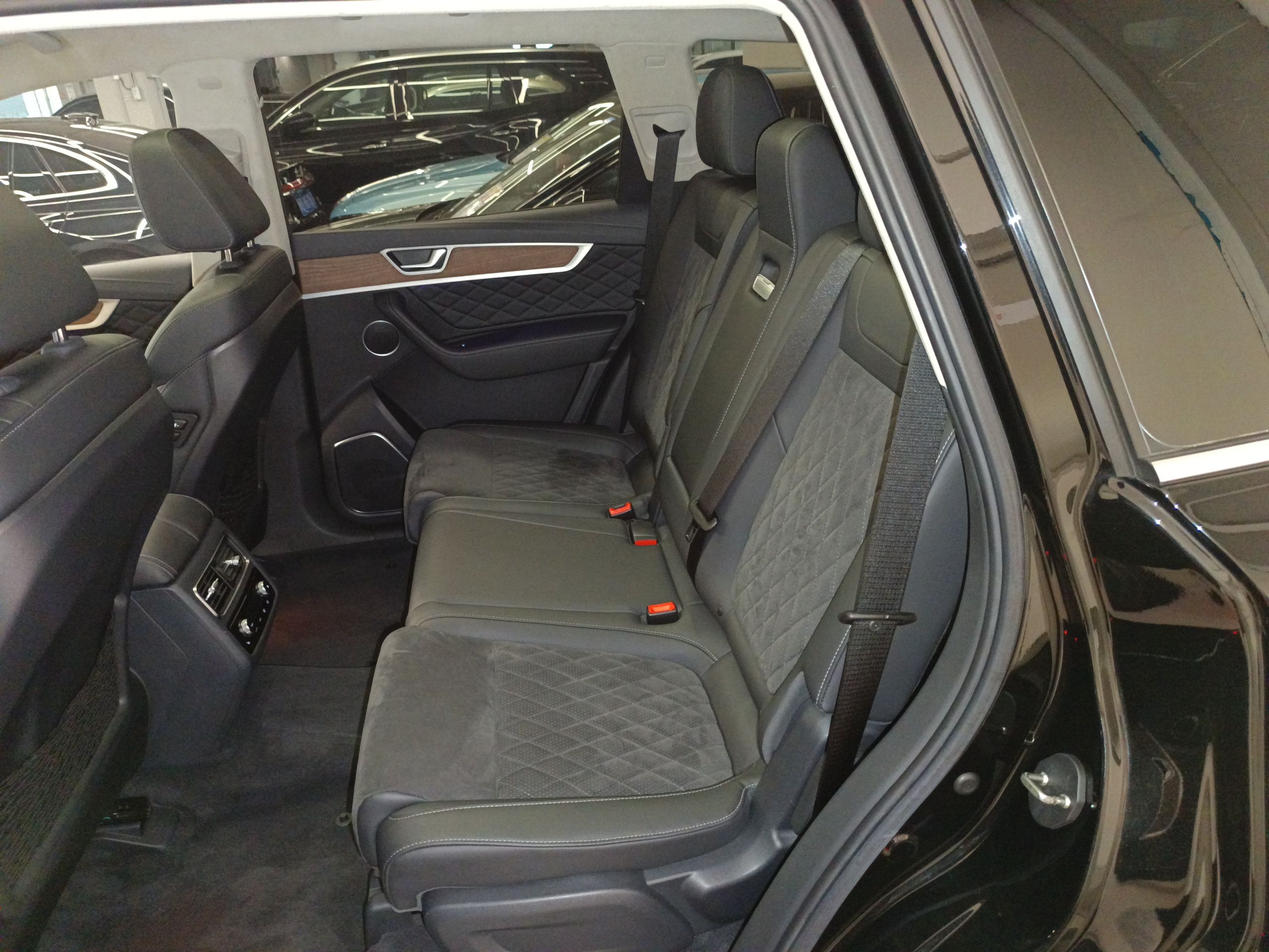 Hongqi HS7 2022 2.0T DCT Two-Wheel Drive Smart Connect Flagship Edition 7 Seats — снимка 20