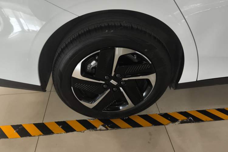 Used Geely Galaxy L6 2023 60km PLUS Right Rear Wheel Hub