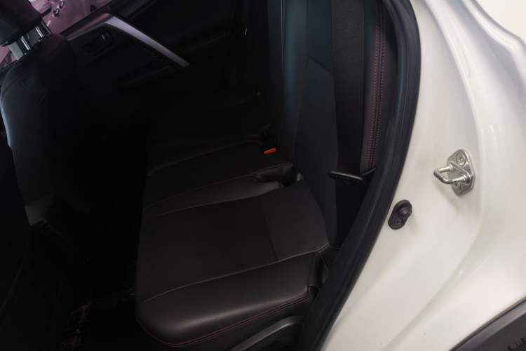 Used Toyota RAV4 2016 2.0L CVT Two-Wheel Drive Fashion Edition China V Standard Left Rear Seat