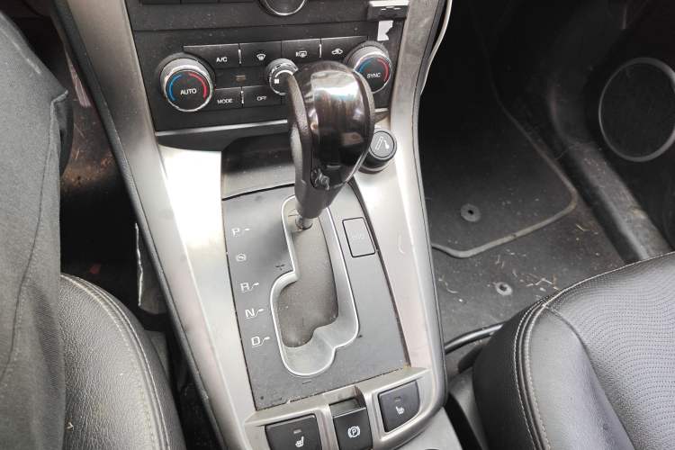 Used Chevrolet Captiva 2015 2.4L 4x4 Flagship Edition 7-Seater
