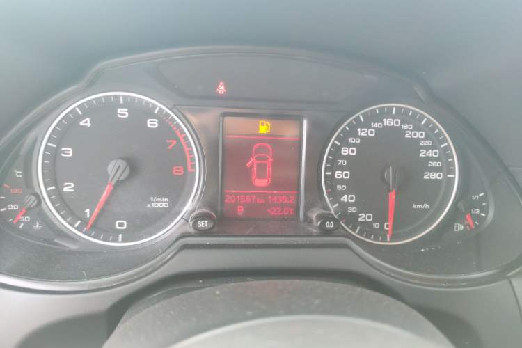 Used Audi Q5 2012 2.0TFSI Technology Model Odometer Close Up