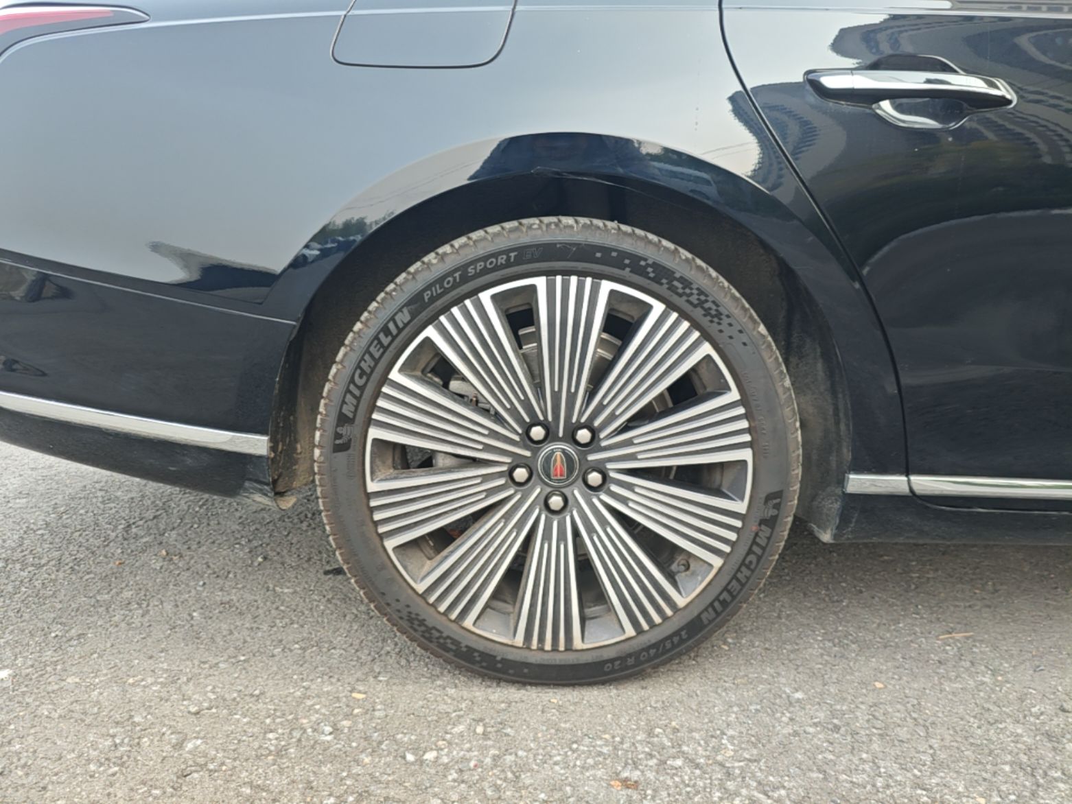 Hongqi H9 2025 Model Facelifted 2.0T Two-Wheel Drive Flag-Style Luxury Business Edition, 5 Seats - Chinese Trim Xiang — снимка 11