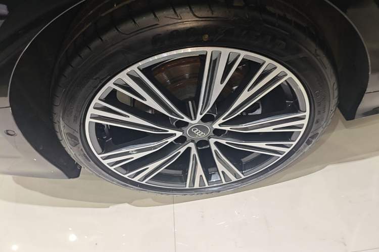 Used Audi A6L 2025 Restyled 45 TFSI quattro Prestige Dynamic Edition Right Rear Wheel Hub
