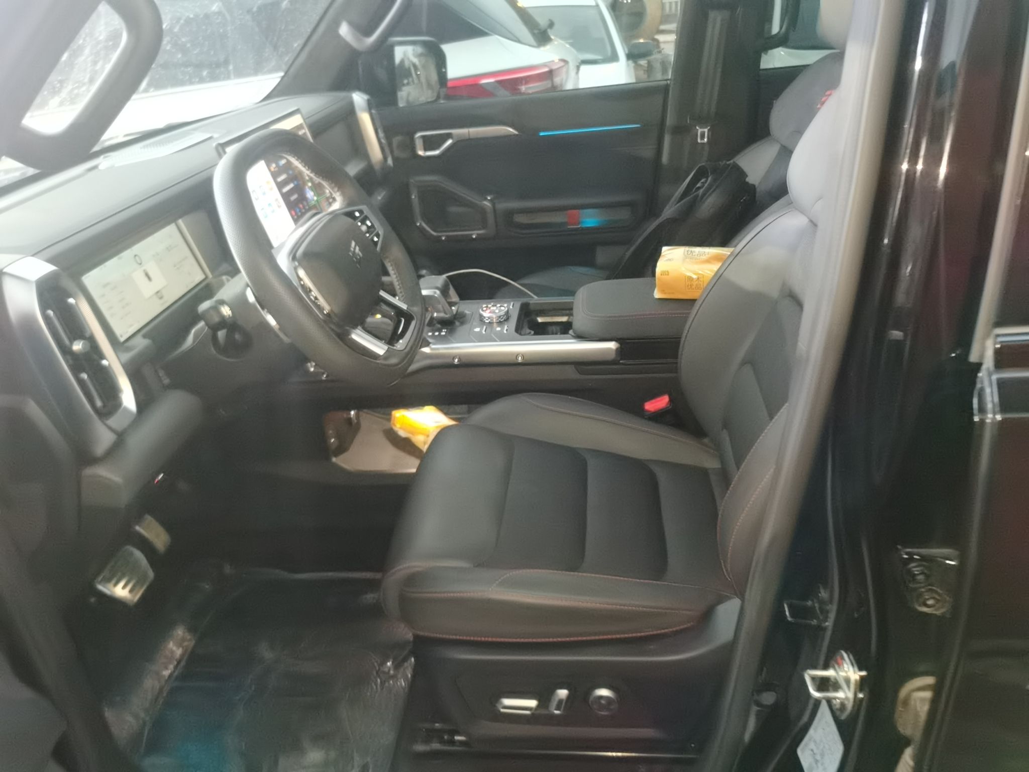 المقاعد الأمامية داخل السيارة