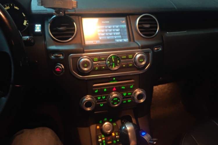 Used Land Rover Discovery 2011 2.7 TDV6 S Diesel Version Audio And AC Panel