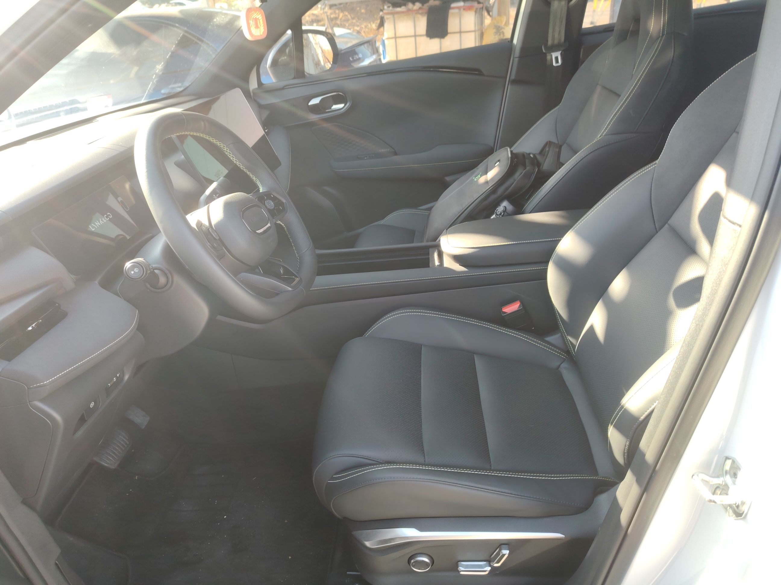 Переднее сиденье в автомобиле