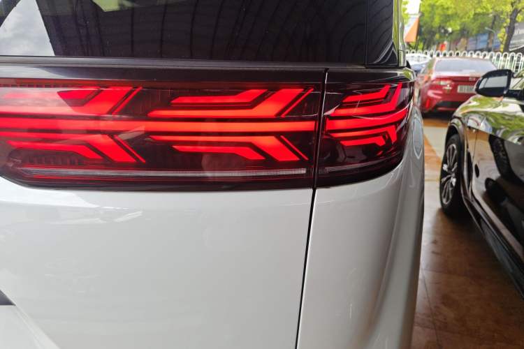 Used Denza D9 2022 DM-i 970 Four-Wheel Drive Prestige Model Exterior 3